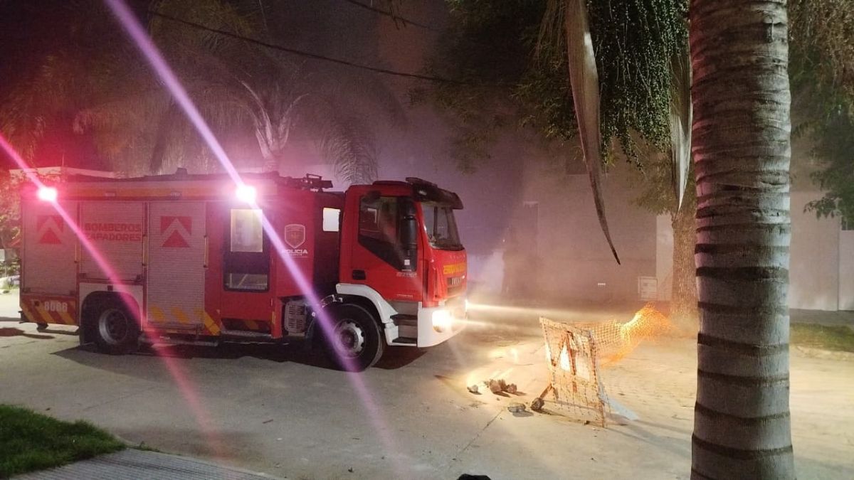 Un llamado al 911 alertó sobre humo en la zona y personal policial llegó primero al domicilio. Minutos después se sumó una dotación de Bomberos Zapadores.