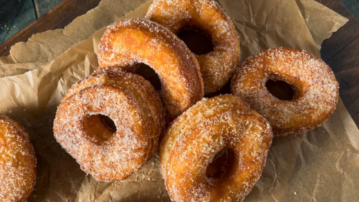 Descubrí cómo hacer rosquitas caseras, un clásico dulce de América Latina, con esta receta fácil y deliciosa.