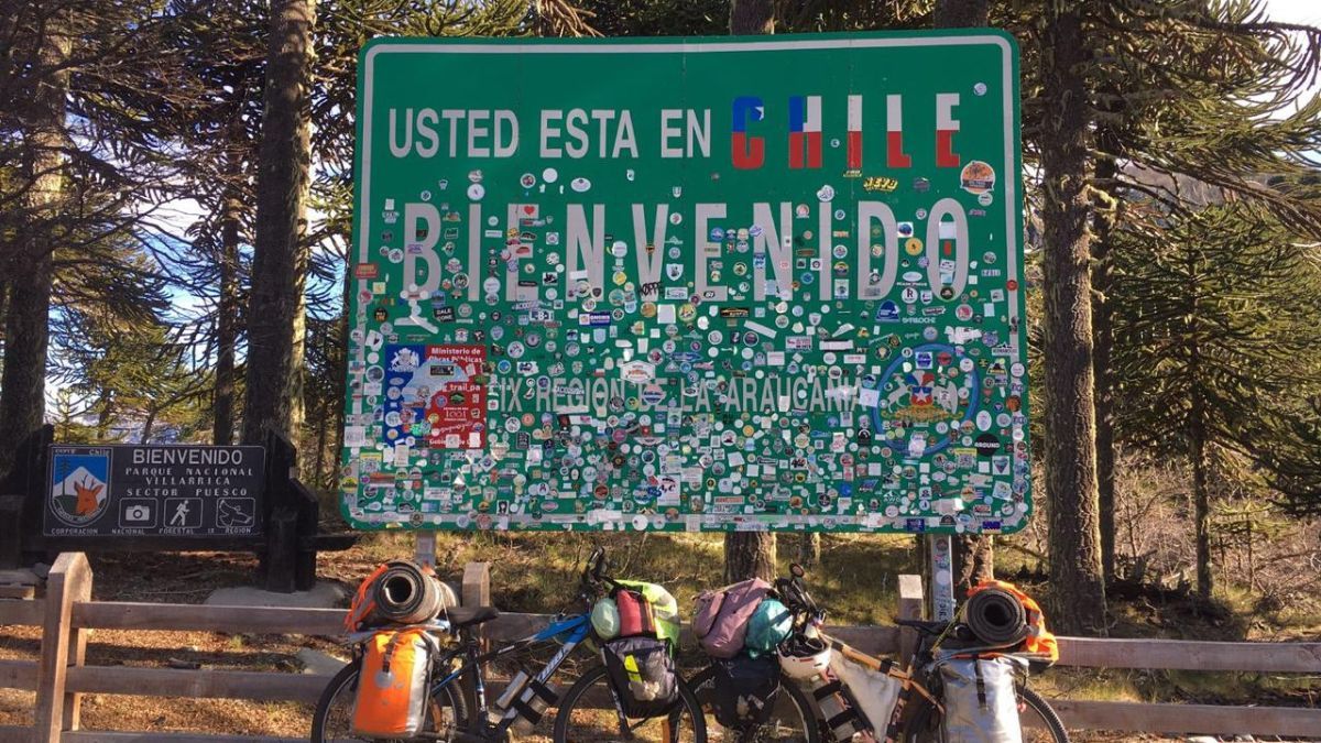 Con la bicicleta como hogar, la pareja encontró una forma de vida donde la libertad pesa más que la rutina. Con la bicicleta como hogar, la pareja encontró una forma de vida donde la libertad pesa más que la rutina.