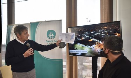 El intendente Emilio Jatón presentó el plan Santa Fe se Ilumina y adelantó que pretenden para fin de año haber renovado el 40% del alumbrado público de la ciudad con tecnología Led. El intendente Emilio Jatón presentó el plan Santa Fe se Ilumina y adelantó que pretenden para fin de año haber renovado el 40% del alumbrado público de la ciudad con tecnología Led.