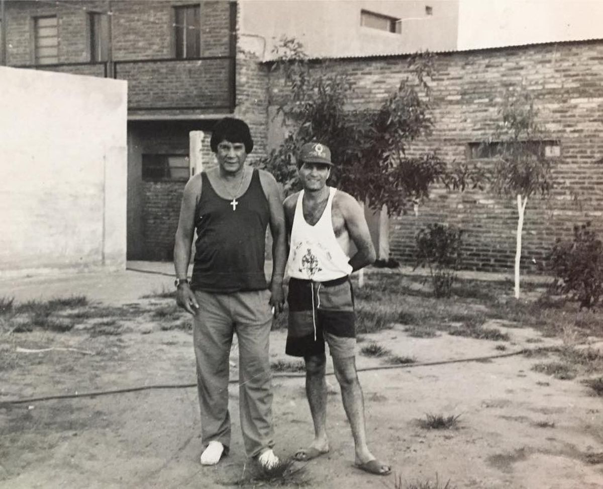 “Mi referente, mi primer maestro, fue Carlitos Monzón. En la revista Goles, o en El Gráfico, salían cuatro fotos que decían «Aprenda a boxear con Carlos Monzón» y, cada una, tenía su explicación sobre lo que había que hacer. Yo empecé a hacerlo contando las baldosas, tirando piñas con los palitos de escoba, haciendo cintura con una soga a la altura de los hombros, girando y haciendo un paso al costado”, recordaría Coggi –confeso admirador de Escopeta– sobre sus inicios en el pugilismo. “Mi referente, mi primer maestro, fue Carlitos Monzón. En la revista Goles, o en El Gráfico, salían cuatro fotos que decían «Aprenda a boxear con Carlos Monzón» y, cada una, tenía su explicación sobre lo que había que hacer. Yo empecé a hacerlo contando las baldosas, tirando piñas con los palitos de escoba, haciendo cintura con una soga a la altura de los hombros, girando y haciendo un paso al costado”, recordaría Coggi –confeso admirador de Escopeta– sobre sus inicios en el pugilismo.