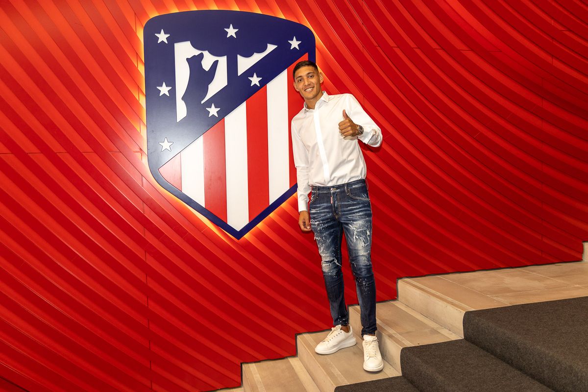 Atlético de Madrid hizo oficial la incorporación del lateral argentino Nahuel Molina