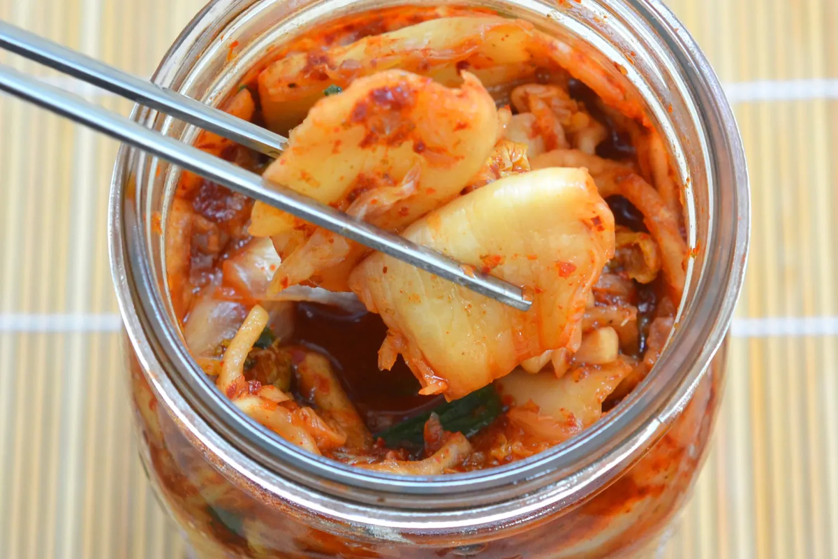 El kimchi es un tradicional plato coreano reconocido por su sabor picante y ácido. El kimchi es un tradicional plato coreano reconocido por su sabor picante y ácido.