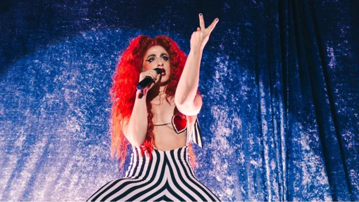 La cantante Marilina Bertoldi luce en su brazo izquierdo un escudo de Independiente con las siglas G.A.Y. en lugar de C.A.I.. La cantante Marilina Bertoldi luce en su brazo izquierdo un escudo de Independiente con las siglas G.A.Y. en lugar de C.A.I..