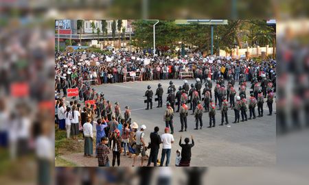 Las protestas en Naipyidó, en donde las protestas son multitudinarias y las autoridades amenazan con represalias Las protestas en Naipyidó, en donde las protestas son multitudinarias y las autoridades amenazan con represalias