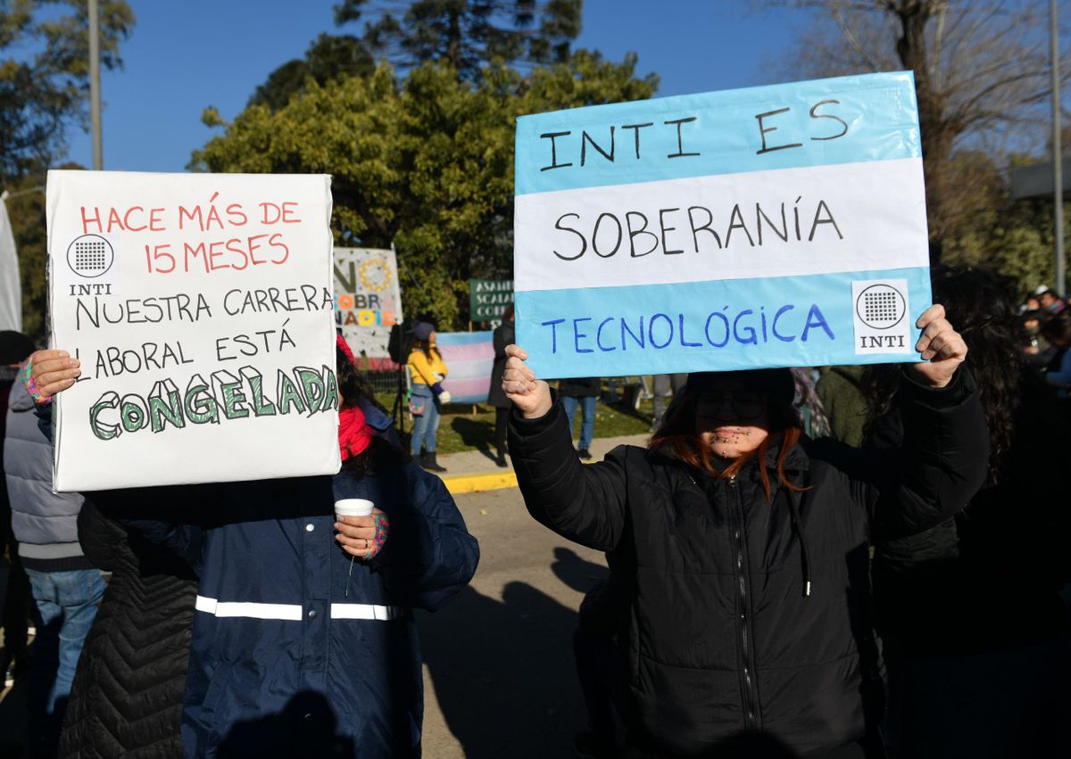 Trabajadores del INTI piden a los senadores que deroguen el decreto del Gobierno nacional.