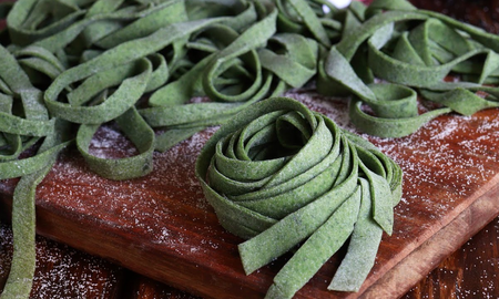 Fideos de espinaca con harina integral: la receta rápida para hacer con ingredientes sencillos Fideos de espinaca con harina integral: la receta rápida para hacer con ingredientes sencillos