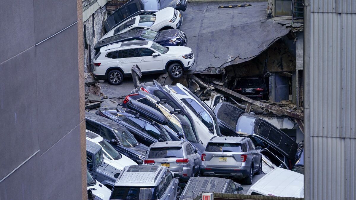 Los autos cayeron en un pozo que se formó tras el derrumbe.
