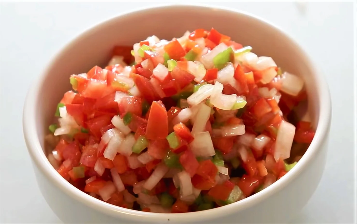 La salsa criolla es sencilla de hacer y lleva ingredientes que seguro tenés en casa. La salsa criolla es sencilla de hacer y lleva ingredientes que seguro tenés en casa.