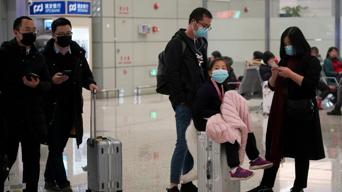 China: polémica medida de separar padres de hijos con coronavirus desata indignación en Shangai.
