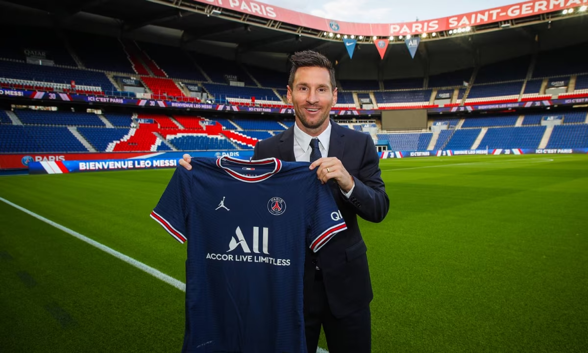 Lionel Messi con la camiseta del PSG cuando llegó al club de París.