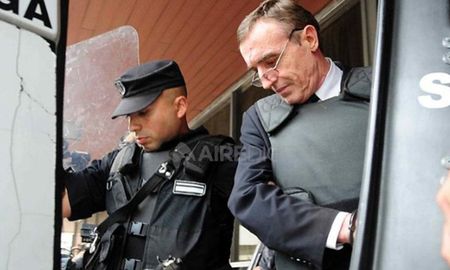 El 27 de octubre del 2015 el exjefe de la Policía de Santa Fe condenado por ayudar a un narco de la Costa a eludir investigaciones de la Justicia y también por coacciones contra la titular de una Ong. El 27 de octubre del 2015 el exjefe de la Policía de Santa Fe condenado por ayudar a un narco de la Costa a eludir investigaciones de la Justicia y también por coacciones contra la titular de una Ong.
