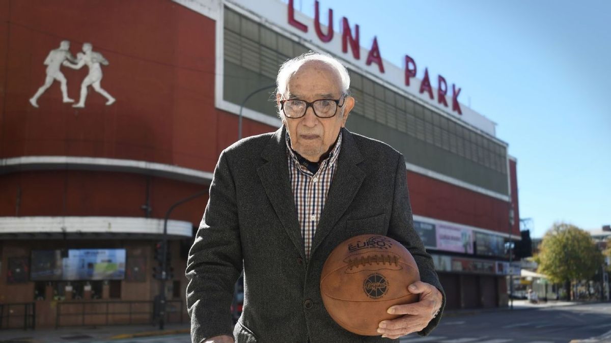 “No hay rencores porque fue una cuestión puramente política y nunca lo tomé como algo personal. Pero (en 1955) cayó el gobierno peronista, llegaron los militares y nos suspendieron de por vida… Dolió, fue duro. Esto siempre pasó en nuestro básquet u otro deporte cuando se mete la política. O la dirigencia”, analizó Ricardo Primitivo González (foto) quien, el pasado 12 de mayo, cumplió ¡100 años! y es el único sobreviviente de la inolvidable epopeya de 1950.