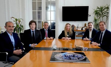 Referentes de La Libertad Avanza y del PRO mantuvieron este lunes una reunión en Casa Rosada con la mira puesta en las elecciones bonaerenses de septiembre y las nacionales de octubre. Referentes de La Libertad Avanza y del PRO mantuvieron este lunes una reunión en Casa Rosada con la mira puesta en las elecciones bonaerenses de septiembre y las nacionales de octubre.
