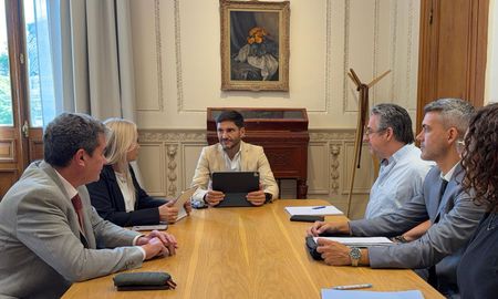 El gobernador Maximiliano Pullaro, acompañado por el ministro de Justicia y Seguridad, Pablo Cococcioni, mantuvo este viernes un encuentro de trabajo con la fiscal General del Ministerio Público de la Acusación, María Cecilia Vranicich. El gobernador Maximiliano Pullaro, acompañado por el ministro de Justicia y Seguridad, Pablo Cococcioni, mantuvo este viernes un encuentro de trabajo con la fiscal General del Ministerio Público de la Acusación, María Cecilia Vranicich.