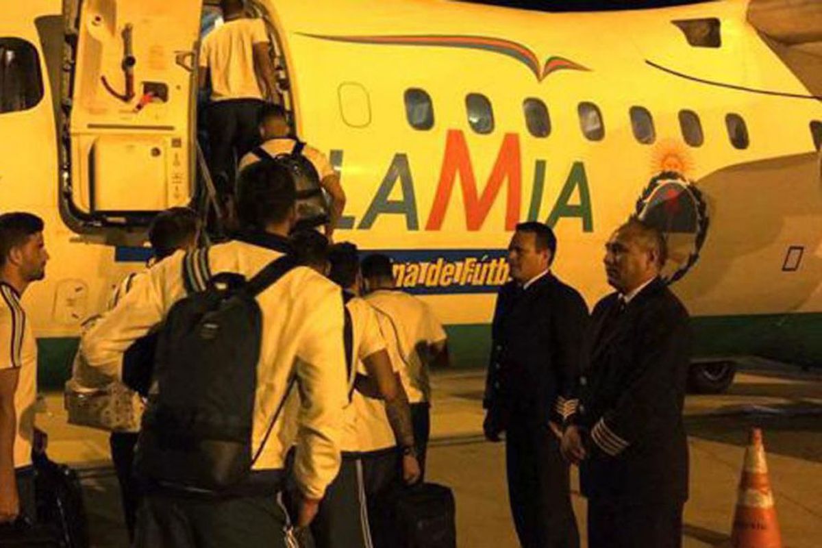 El mismo avión y tripulación que protagonizó la tragedia del Chapecoense, también había trasladado a la Selección Argentina. Fue en la madrugada del viernes 11 de noviembre de 2016 desde Belo Horizonte a Ezeiza, donde el equipo dirigido por Edgardo Bauza cayó ante Brasil por 3-0 (por las Eliminatorias para el Mundial de Rusia 2018). En la foto, el piloto Miguel Quiroga es el que está en segundo plano, recibiendo a los jugadores mientras embarcaban en la aeronave.