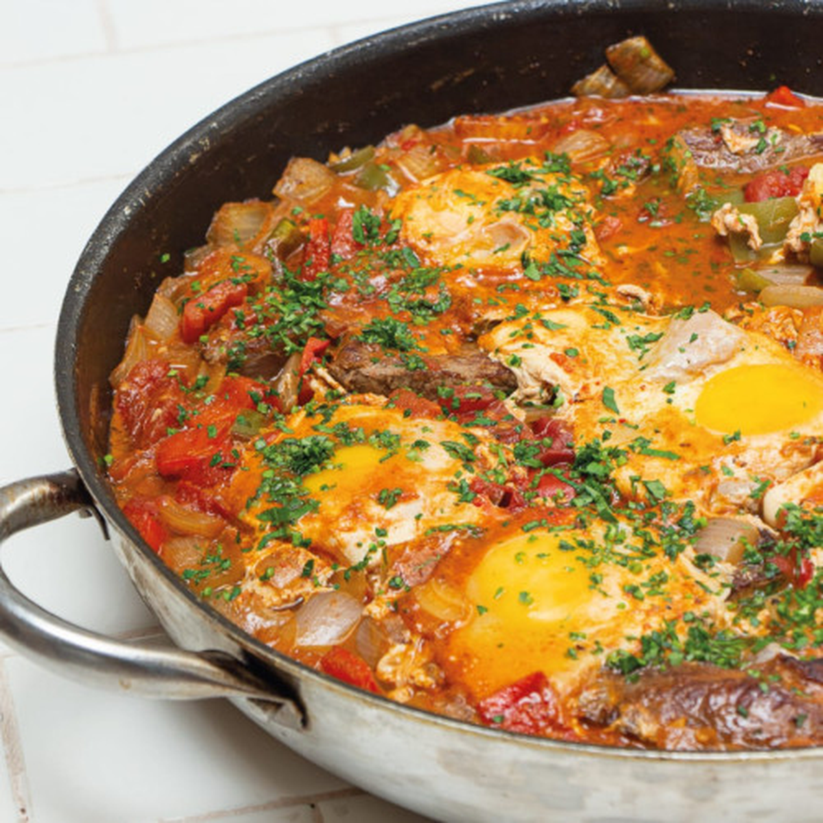 Guillermo Calabrese compartió su receta de bifes a la criolla con todos sus seguidores. Guillermo Calabrese compartió su receta de bifes a la criolla con todos sus seguidores.