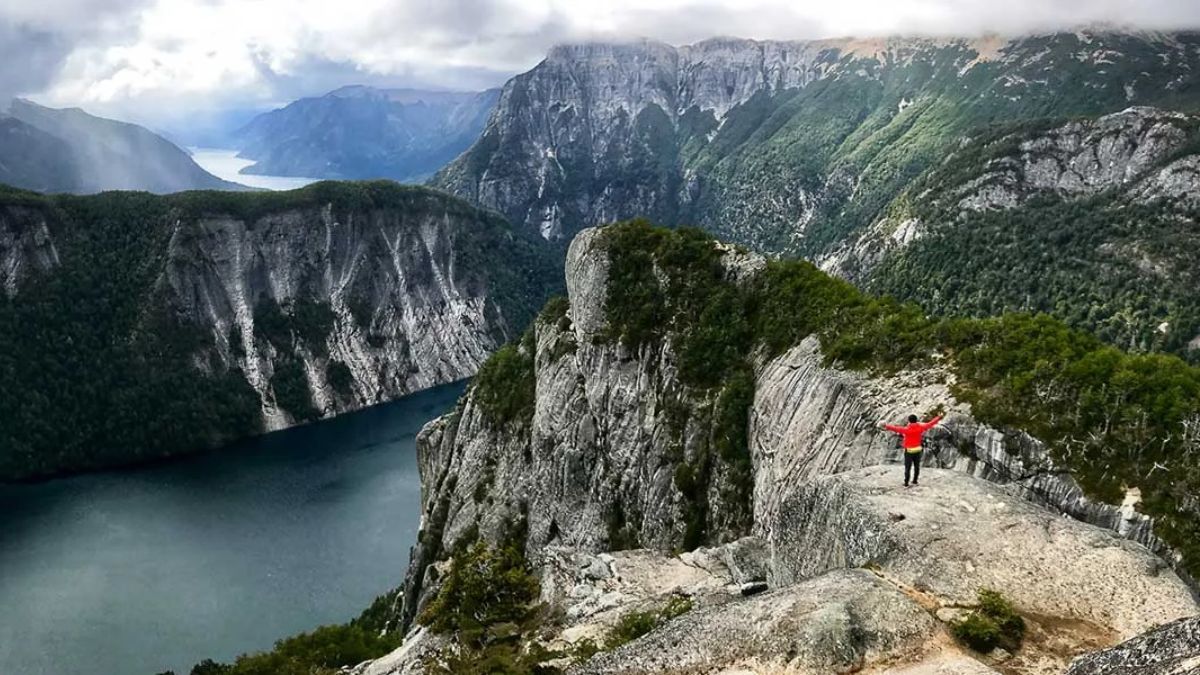 Desde la "Mirada del Doctor", cercana a Laguna Ilón, se obtiene una de las panorámicas más impresionantes del lago Frey y el brazo Tristeza. Desde la "Mirada del Doctor", cercana a Laguna Ilón, se obtiene una de las panorámicas más impresionantes del lago Frey y el brazo Tristeza.
