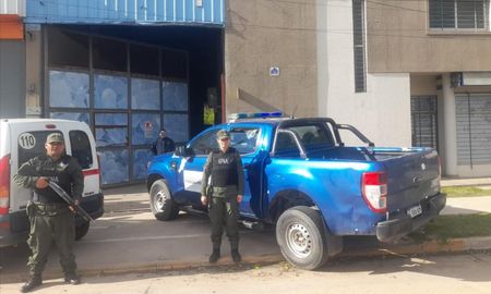 Agentes de Gendarmeria Nacional allanaron este miércoles la sede de la fábrica de hielos Ghiaccio, que funciona en Colastiné Norte. Agentes de Gendarmeria Nacional allanaron este miércoles la sede de la fábrica de hielos Ghiaccio, que funciona en Colastiné Norte.