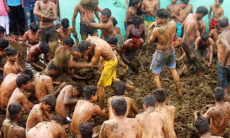 La rara fiesta de un pueblo: batalla de excrementos de vaca La rara fiesta de un pueblo: batalla de excrementos de vaca