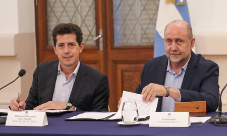 El ministro del Interior y el gobernador firmaron ese miércoles en la capital provincial el convenio de adhesión al Programa Federal de Infraestructura Regional. El ministro del Interior y el gobernador firmaron ese miércoles en la capital provincial el convenio de adhesión al Programa Federal de Infraestructura Regional.