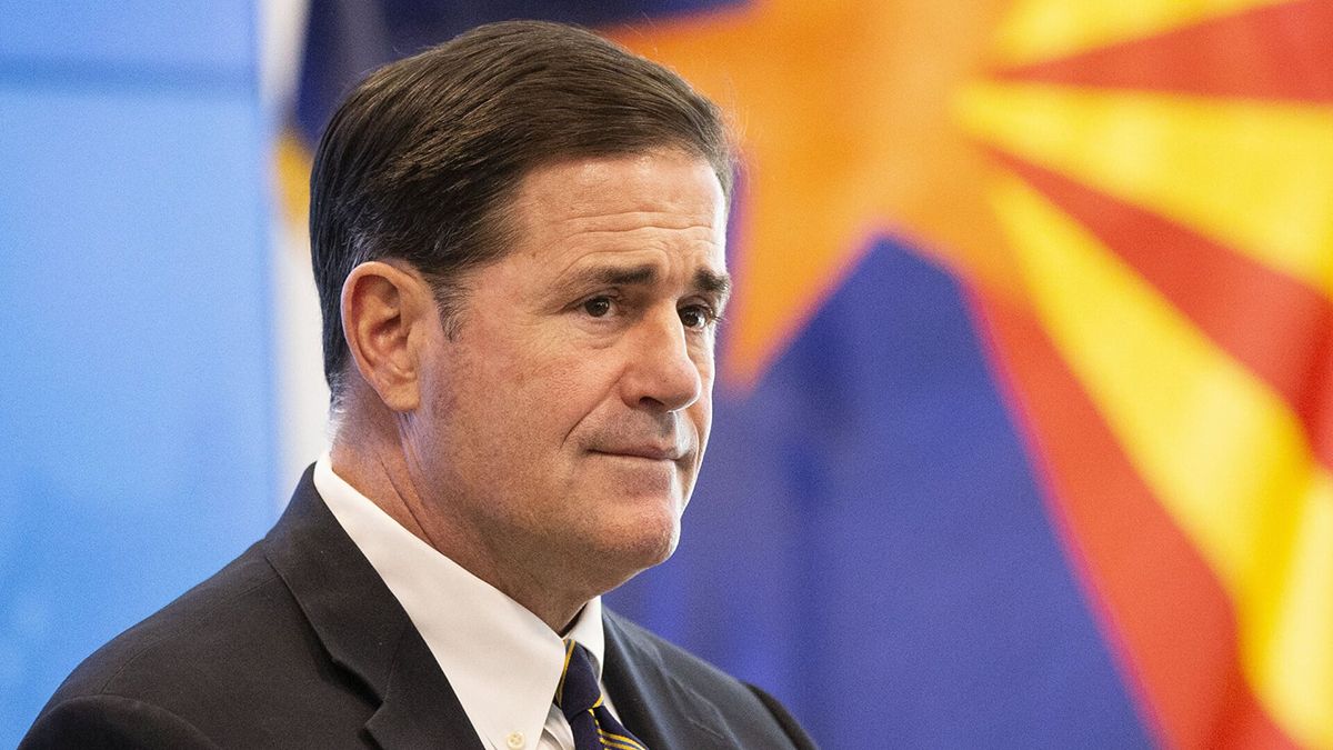 Estados Unidos gobernadores frenan reaperturas y ordenan tapabocas por