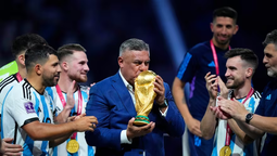 altText(El posteo de Chiqui Tapia a un año de la conquista del Mundial de Qatar)}