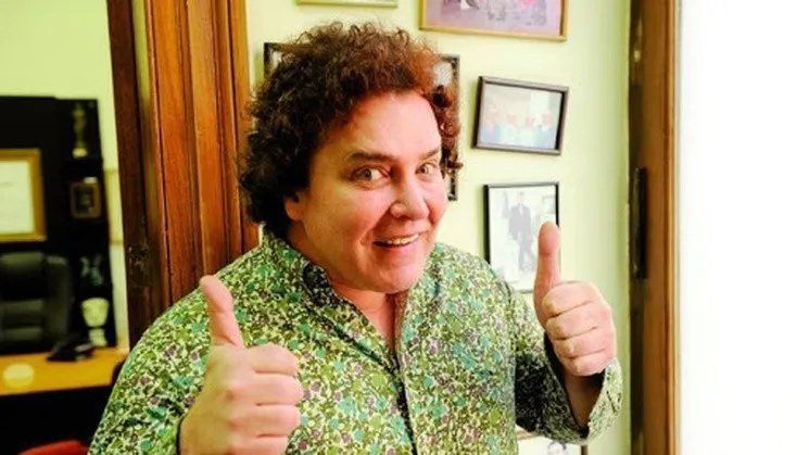 Amigacho se operó la cara.