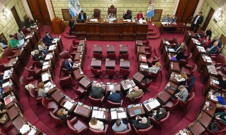 La Cámara de Diputados de Santa Fe celebrará este jueves una nueva sesión ordinaria con un amplio temario que incluye proyectos vinculados a educación, infraestructura, políticas sociales, transporte y producción. La Cámara de Diputados de Santa Fe celebrará este jueves una nueva sesión ordinaria con un amplio temario que incluye proyectos vinculados a educación, infraestructura, políticas sociales, transporte y producción.