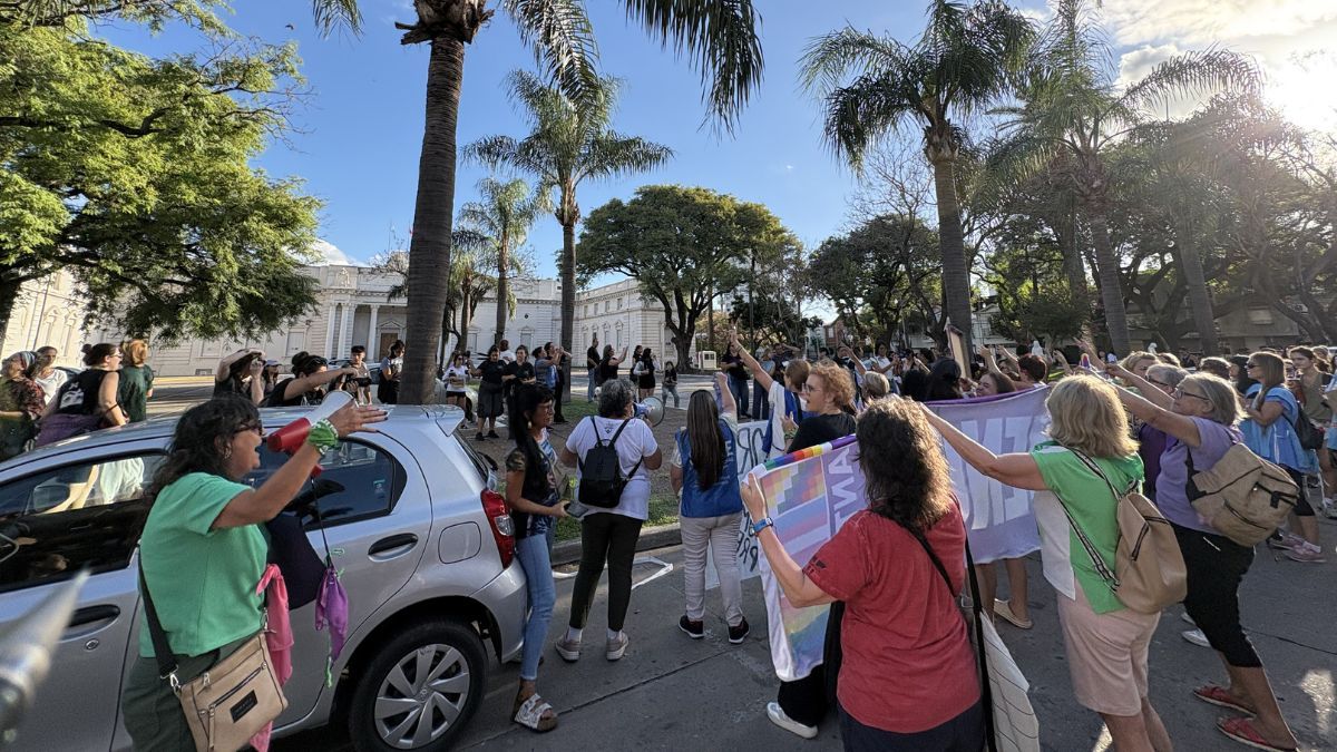 La movilizaci&oacute;n realiz&oacute; una parada estrat&eacute;gica frente a la Legislatura santafesina para visibilizar el rechazo a las leyes que afectan los derechos laborales.