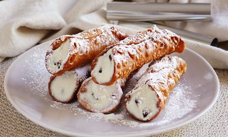Los cannolis son un postre delicioso y decadente que es perfecto para cualquier ocasión. Los cannolis son un postre delicioso y decadente que es perfecto para cualquier ocasión.