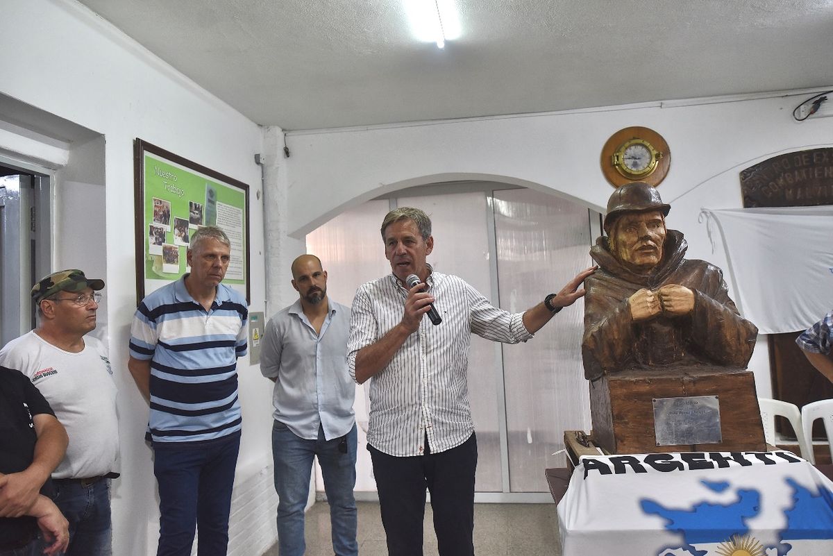 El intendente Emilio Jatón donó una escultura tallada a mano por un artista jujeño.
