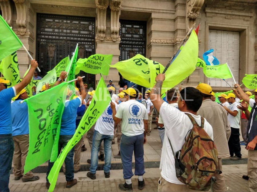 Acueducto Desvío Arijón: trabajadores se manifestaron en Casa de Gobierno por las suspensiones