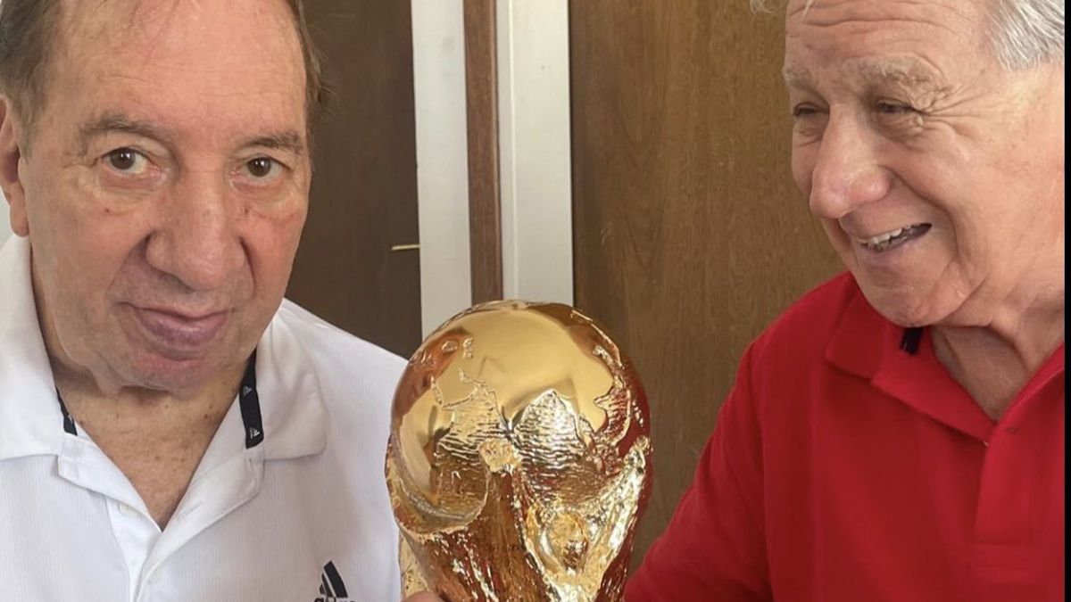 Carlos Bilardo recibió la Copa del Mundo en su casa y se sacó una emotiva foto junto al trofeo