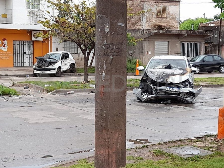 Un fuerte impacto realziaron un Peugeot y un Fiat en la madrugada de este domingo en calles Gorriti e Irigoyen. 