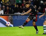 Eric Meza definió como un goleador y puso el 1-0 de Colón sobre Banfield, al minuto de juego.