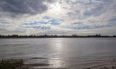 El cielo cubierto de nubes y la Laguna Setúbal. El cielo cubierto de nubes y la Laguna Setúbal.