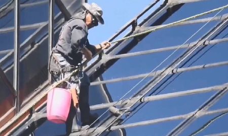 El video del momento en que un limpiavidrios trabaja a 115 metros de altura agarrado de una soga El video del momento en que un limpiavidrios trabaja a 115 metros de altura agarrado de una soga