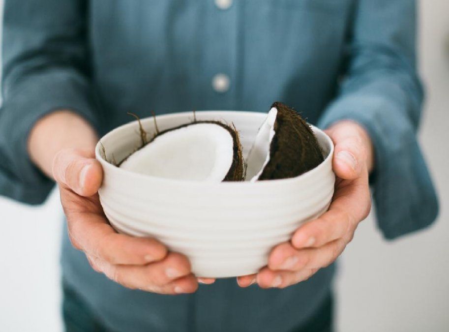 El aceite de coco deriva de la nuez o fruto de la palma de coco