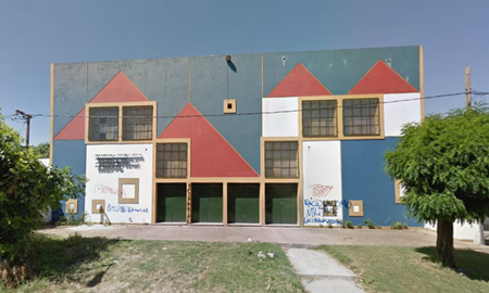 un adolescente llevo el arma de su mama policia al colegio y amenazo a un companero un adolescente llevo el arma de su mama policia al colegio y amenazo a un companero