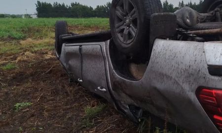 Una Toyota Hilux volcó en el km 797 de la Ruta 11, en Avellaneda. El conductor dijo que perdió el control. Una Toyota Hilux volcó en el km 797 de la Ruta 11, en Avellaneda. El conductor dijo que perdió el control.