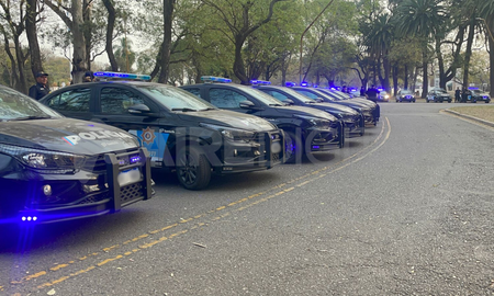 La Provincia entregó 166 patrulleros, 66 motos y 2 minibuses para el departamento La Capital. La Provincia entregó 166 patrulleros, 66 motos y 2 minibuses para el departamento La Capital.