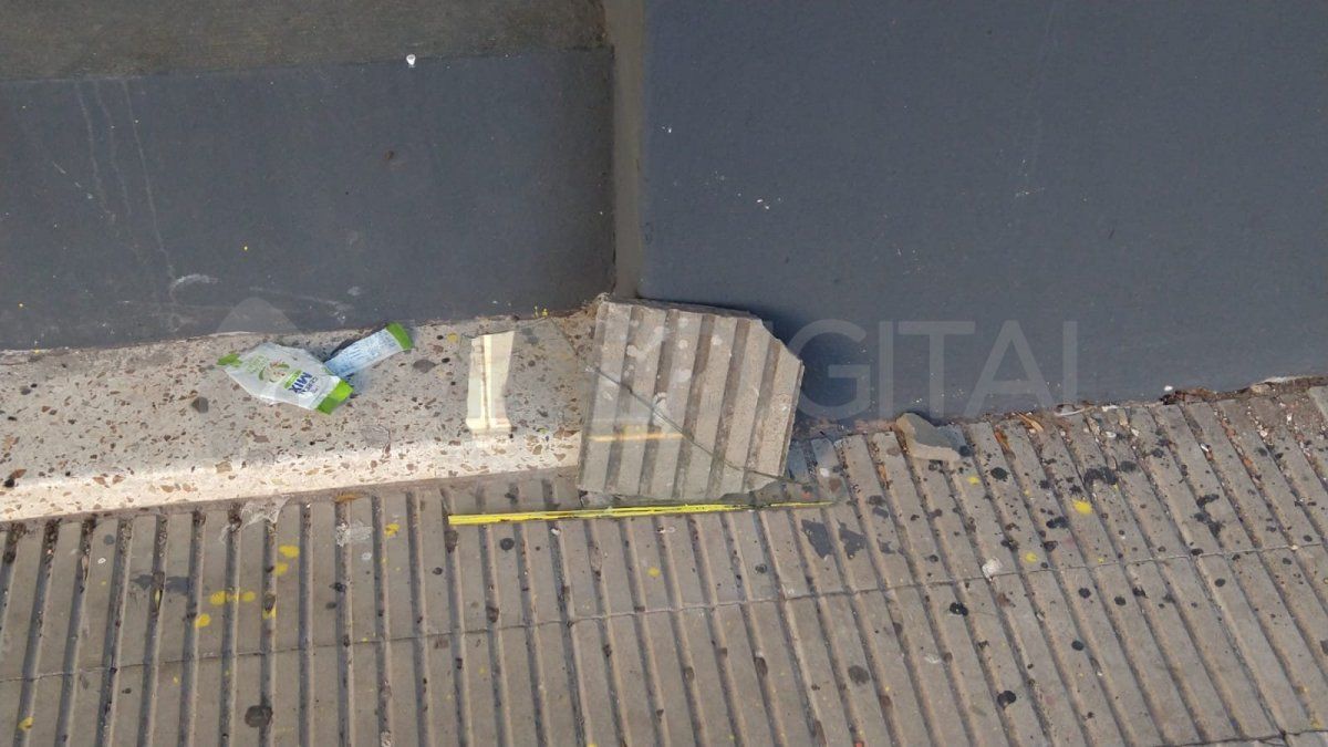 La baldosa con la que el ladrón destruyó el vidrio para luego ingresar a cometer el robo.