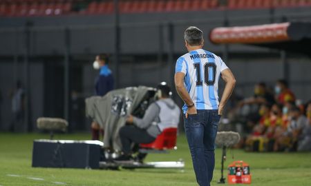 El DT de Gremio dirigió el partido con la camiseta de Maradona. El DT de Gremio dirigió el partido con la camiseta de Maradona.