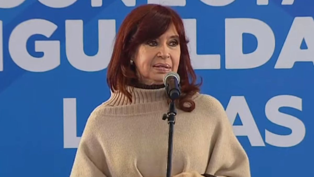 CFK aputó contra Mauricio Macri y los legisladores de la oposición en un posteo en Twitter.