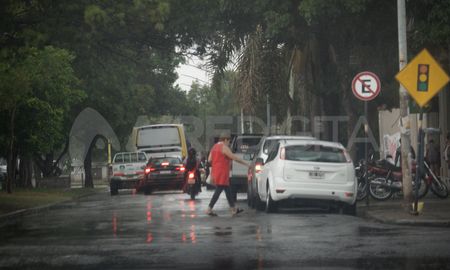 Lluvias aisladas y desparejas marcaron el inicio de la jornada en la ciudad de Santa Fe, con registros bajos pero distribuidos de manera irregular. Lluvias aisladas y desparejas marcaron el inicio de la jornada en la ciudad de Santa Fe, con registros bajos pero distribuidos de manera irregular.