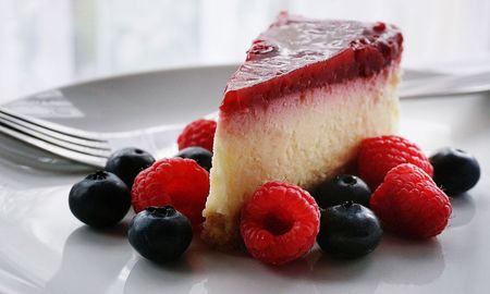 Cheesecake de frutos rojos: cómo hacerlo con solo 5 ingredientes. Cheesecake de frutos rojos: cómo hacerlo con solo 5 ingredientes.