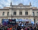 El recorte a la educación dispuesto por el gobierno nacional de Javier Milei para la educación asciende a $78.000 millones y tiene como objetivo sostener el equilibrio fiscal. El recorte a la educación dispuesto por el gobierno nacional de Javier Milei para la educación asciende a $78.000 millones y tiene como objetivo sostener el equilibrio fiscal.