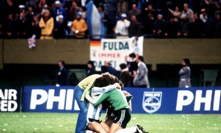 El Abrazo del Alma en colores. DellAquila, Taratini y Fillol abrazados tras el 3-1 de Argentina en la final ante Holanda. El Abrazo del Alma en colores. DellAquila, Taratini y Fillol abrazados tras el 3-1 de Argentina en la final ante Holanda.