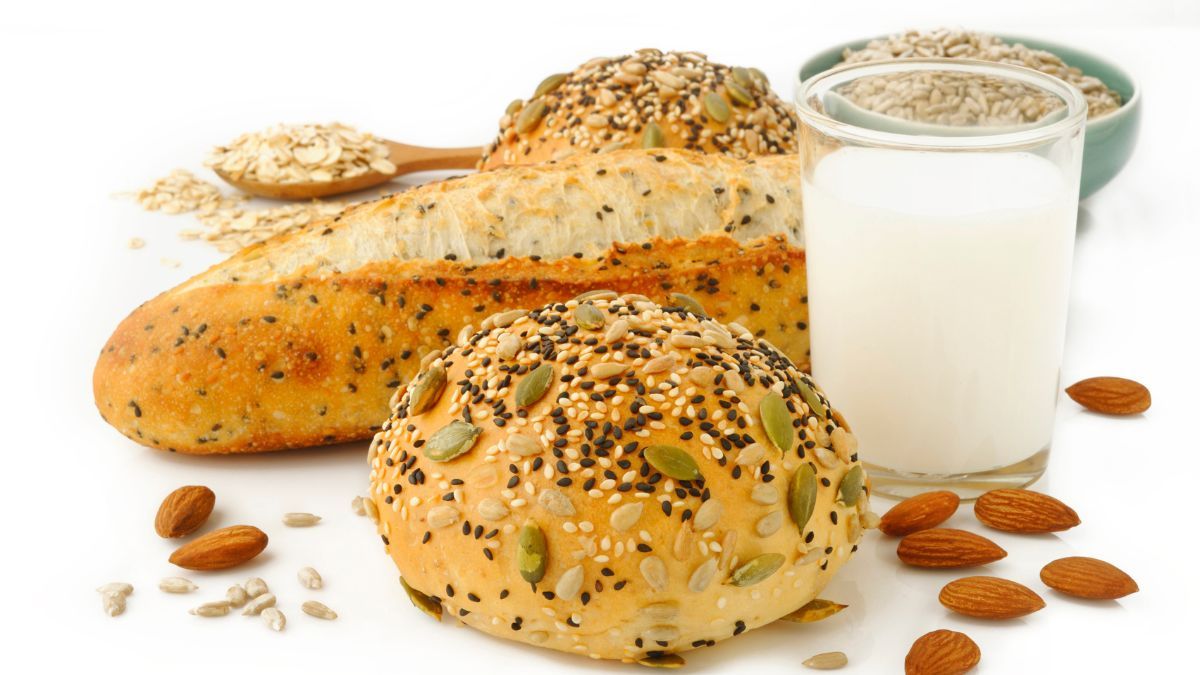 La receta de pan de avena con leche de almendras y miel en sartén.